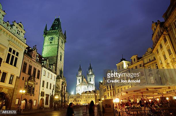 czech republic, prague, church of our lady illuminated in town square - west vlaanderen stockfoto's en -beelden