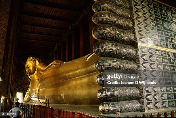 thailand, bangkok, wat pho, reclining buddha statue - reclining buddha statue stock pictures, royalty-free photos & images
