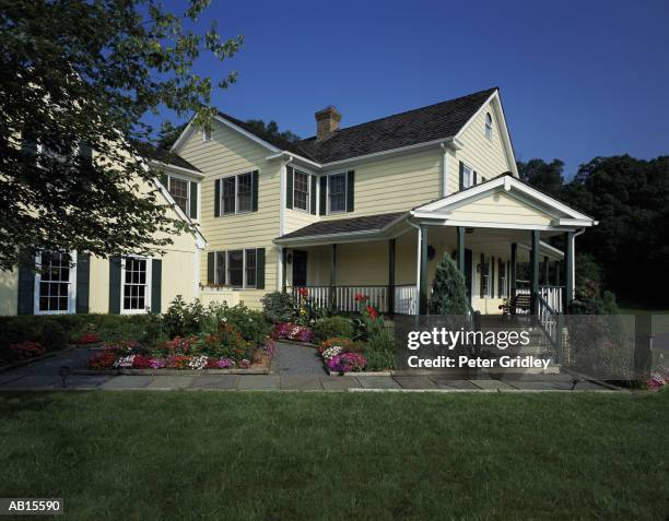 house exterior with angled porch and surrounding yard - yard stockfoto's en -beelden