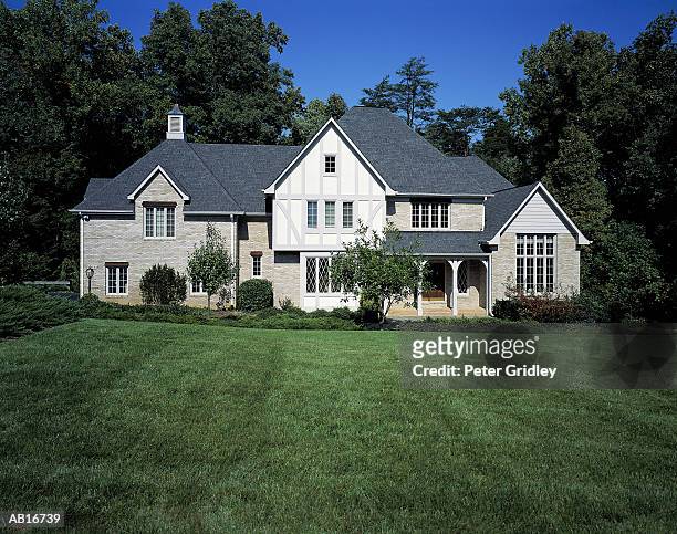 house exterior with surrounding yard - yard stockfoto's en -beelden