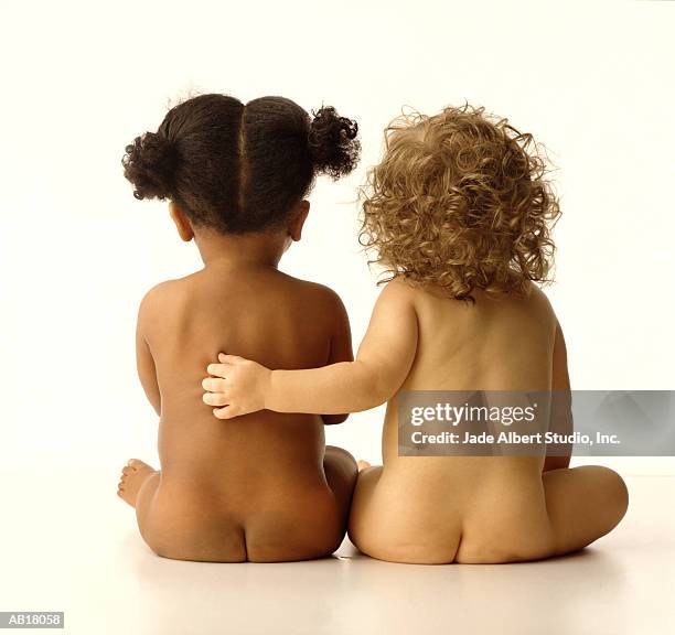 two nude babies (9-12 months), rear view - albert foto e immagini stock