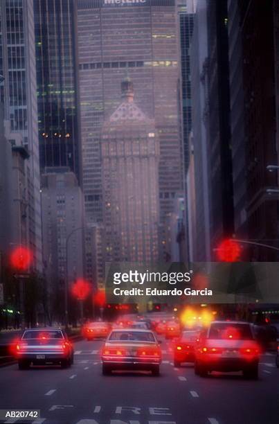 usa, new york, new york city, park avenue, traffic in rain - garcia stock-fotos und bilder