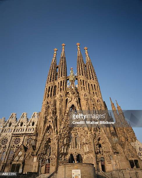 spain, catalonia, barcelona, sagrada familia, exterior, low angle view - familia stockfoto's en -beelden