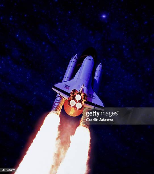 space shuttle launch, low angle view - spaceship stockfoto's en -beelden