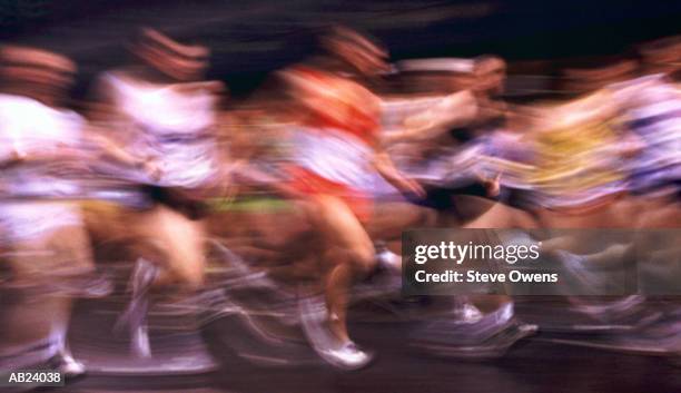 people running marathon (blurred motion, distorted) - la marathon - fotografias e filmes do acervo