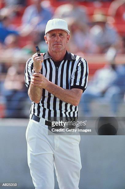 american football referee signalling - juiz de futebol americano - fotografias e filmes do acervo