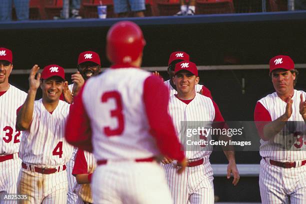 baseball players applauding team mate - 棒球隊 個照片及圖片檔