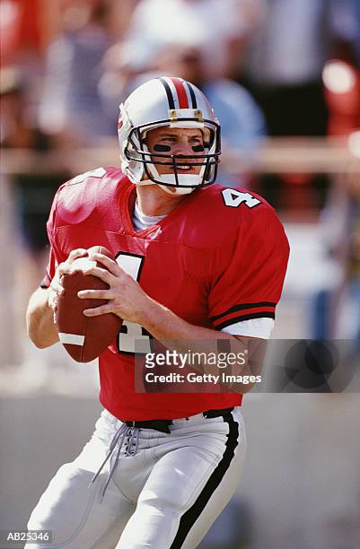 quarterback ready to make pass in football game - quarterback foto e immagini stock