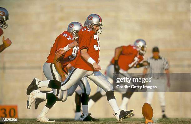 american football team kicking off, profile - kick off fotografías e imágenes de stock