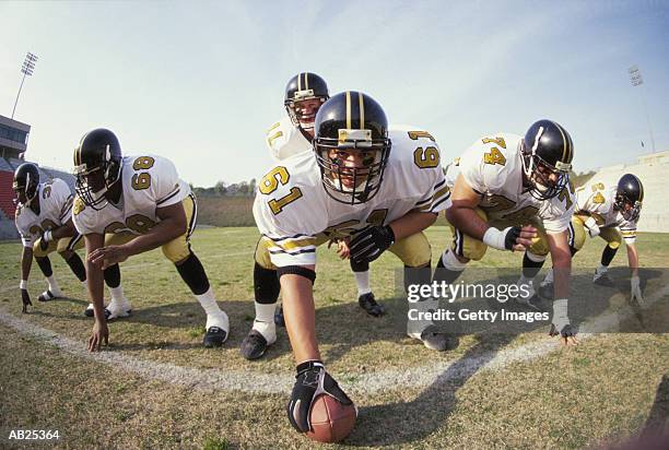 american football offensive line - american football lineman stockfoto's en -beelden