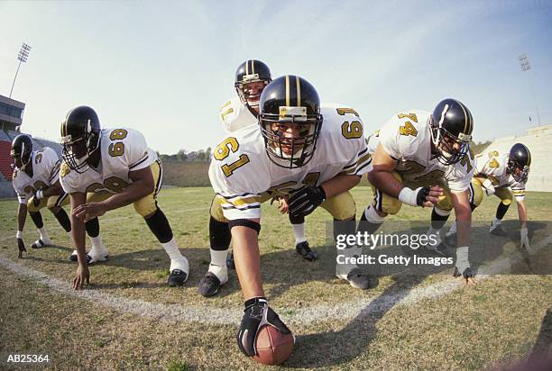 american football offensive line - jogador de futebol americano imagens e fotografias de stock