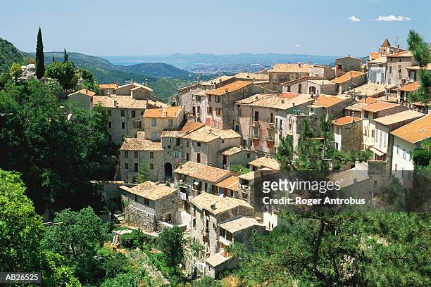 the hill town of peille, a few miles inland from nice, s.france - roger fotografías e imágenes de stock