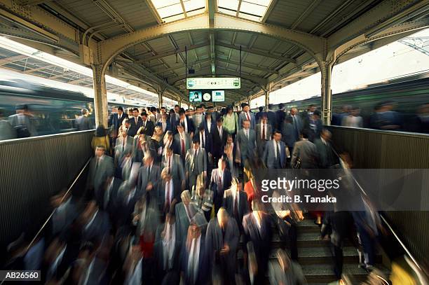 morning rush hour, tokyo station tokyo, japan - tanaka stockfoto's en -beelden
