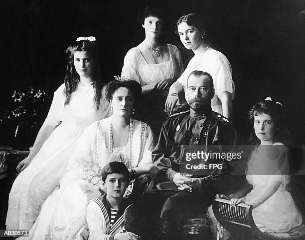 czar nicholas ii with family, portrait (b&w) - kaiserin alexandra fjodorowna von russland stock-fotos und bilder