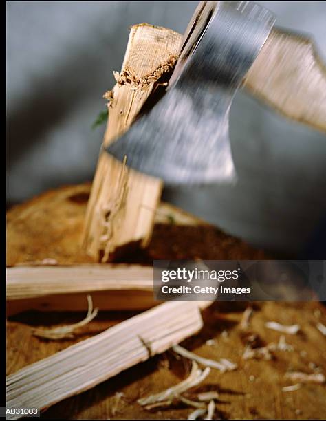 axe splitting block of wood into two pieces, close-up - wood block stockfoto's en -beelden