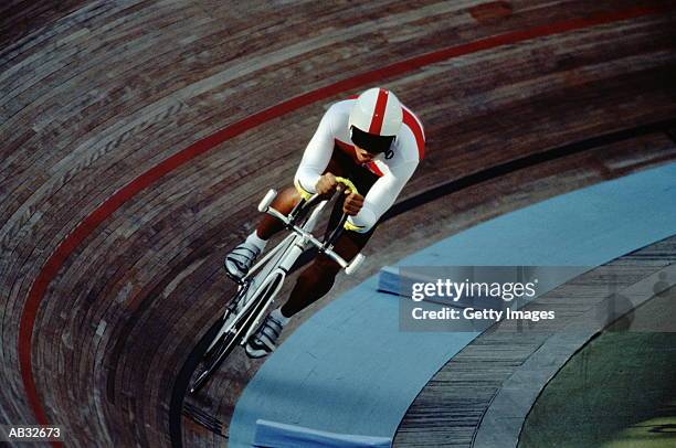cyclist riding on indoor track - cyclisme sur piste photos et images de collection