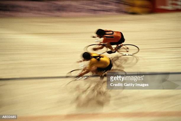 indoor cycling race (blurred motion) - track cycling stock-fotos und bilder