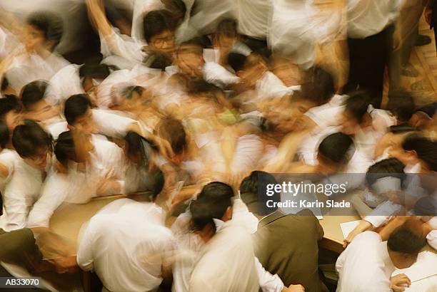 traders working in stock exchange, elevated view (blurred motion) - bolsa de tokio fotografías e imágenes de stock