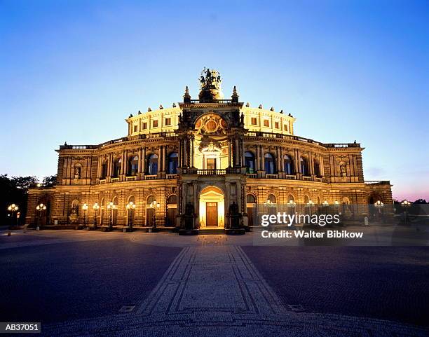 germany, saxony, dresden, semper opera house, exterior, dusk - semperoper stockfoto's en -beelden