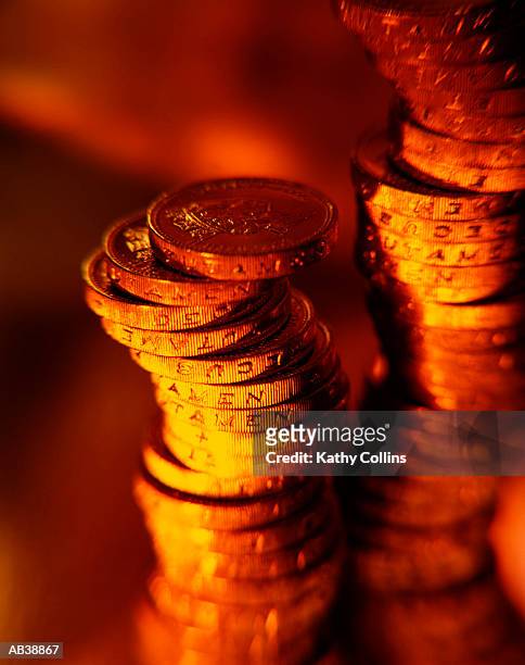 two stacks of pound coins, close-up - kathy cash stockfoto's en -beelden