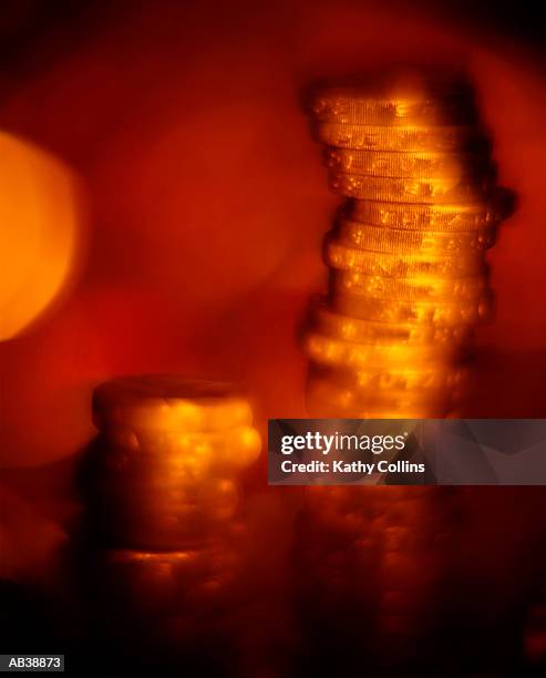 two stacks of pound coins, close-up (defocussed) - kathy gold 個照片及圖片檔