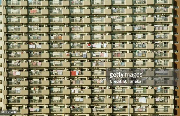 highrise apartment building - tanaka stockfoto's en -beelden
