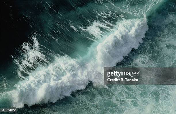 ocean wave crashing, overhead view - ola fotografías e imágenes de stock