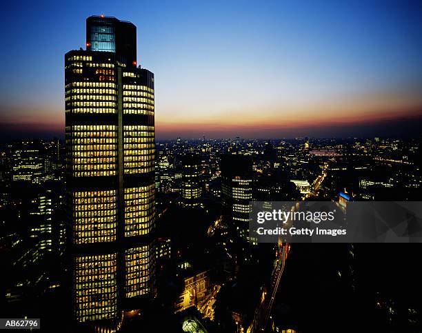 city of london skyline/nat-west tower at dusk, england - nat 個照片及圖片檔