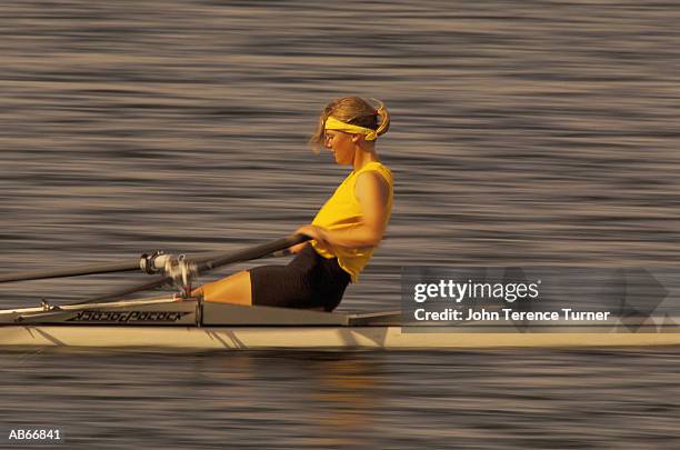 woman rowing in single scull (blurred motion) - single scull bildbanksfoton och bilder