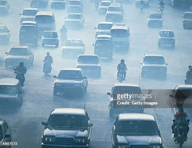traffic driving in pollution, bankok, thailand - luftverschmutzung stock-fotos und bilder