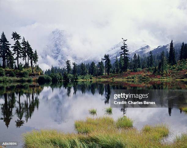 usa, washington, clouds around mount sucksan reflected in lake - mt shuksan imagens e fotografias de stock