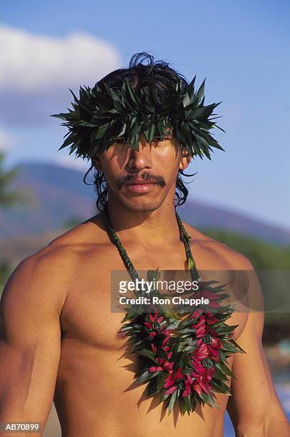 man wearing ti leaf haku and lei - ti fotografías e imágenes de stock
