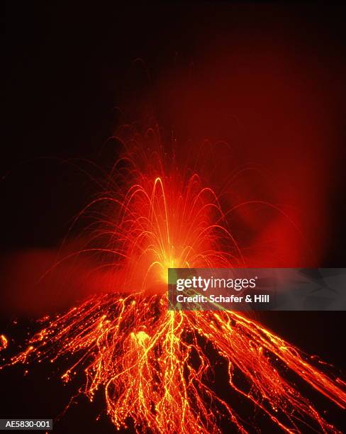 costa rica, arenal volcano erupting at night - vulkan stock-fotos und bilder