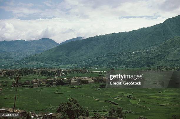 katmandu valley rice fields - valle de kathmandu fotografías e imágenes de stock