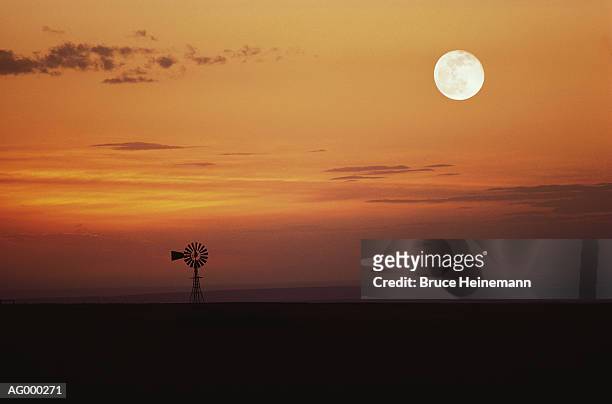 windmill at sunset - mulino a vento stile americano foto e immagini stock