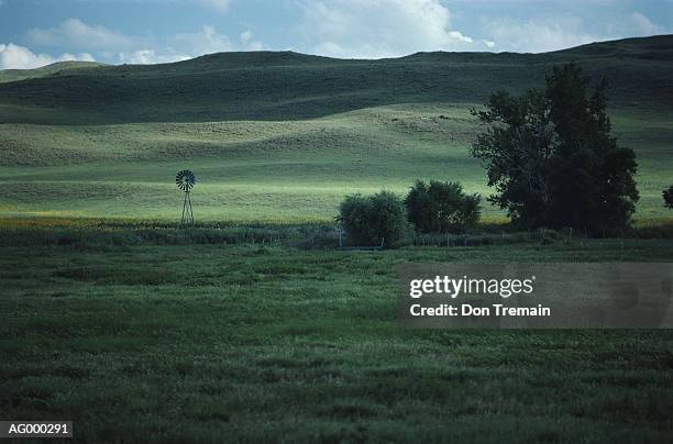 windmill in rolling hills - mulino a vento stile americano foto e immagini stock