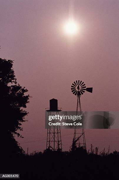 windmill and silo - amerikaanse windmolen stockfoto's en -beelden