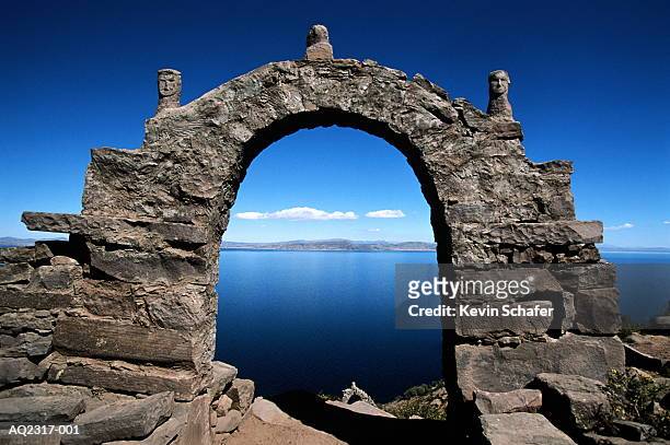 peru,lake titicaca,taquile is. stone archway before water - lago titicaca fotografías e imágenes de stock