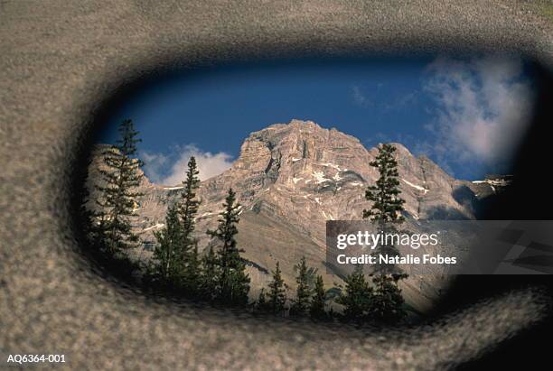 cascade mountain reflecting in car side view mirror,canada - cascade range imagens e fotografias de stock