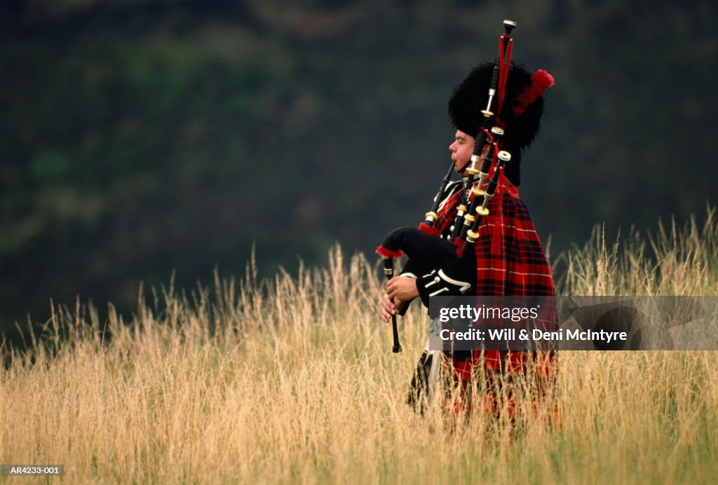 Bagpiper in Frazier tartan, Edinburgh, Scotland