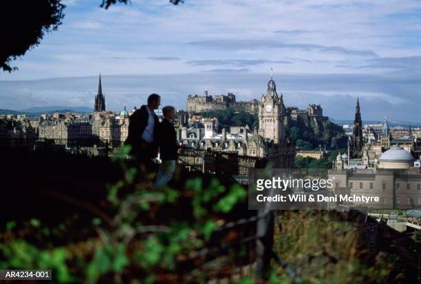 scotland,edinburgh,calton hill,couple viewing cityscape - calton hill foto e immagini stock