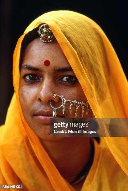 india, rajasthan, udaipur, hindu woman in traditional dress - rajasthani women stock-fotos und bilder