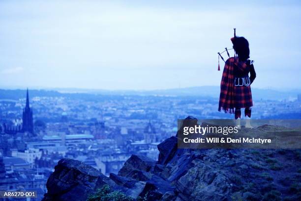 scotland, lothian, edinburgh, piper above city (enhancement) - edinburgh scotland stockfoto's en -beelden
