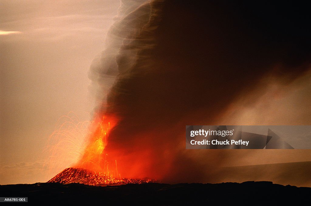USA, Hawaii, Volcanoes Nat. Park, Kilauea, Waha'ula lava tube, dawn