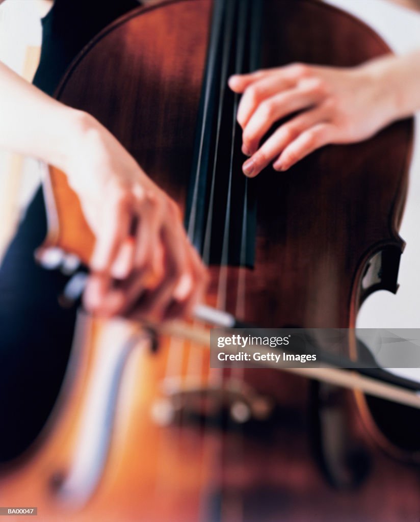 CLOSE-UP / WOMAN PLAYING CELLO