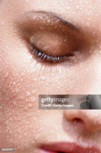 woman with eyes closed with water on face, close-up - suor imagens e fotografias de stock