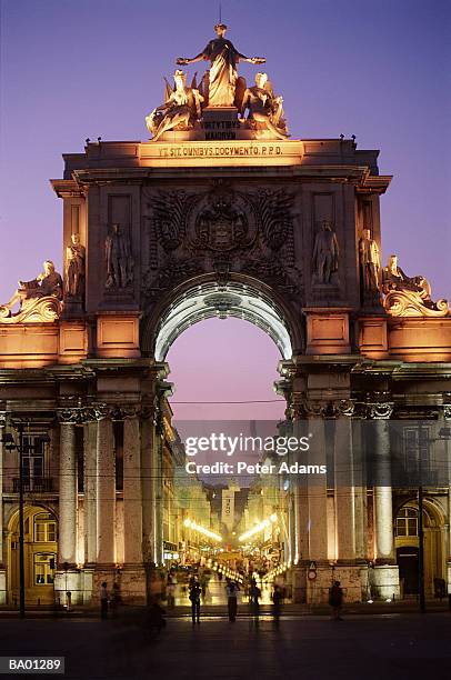 portugal, lisbon, placo do comercio arched gateway at night - ciudad baja fotografías e imágenes de stock