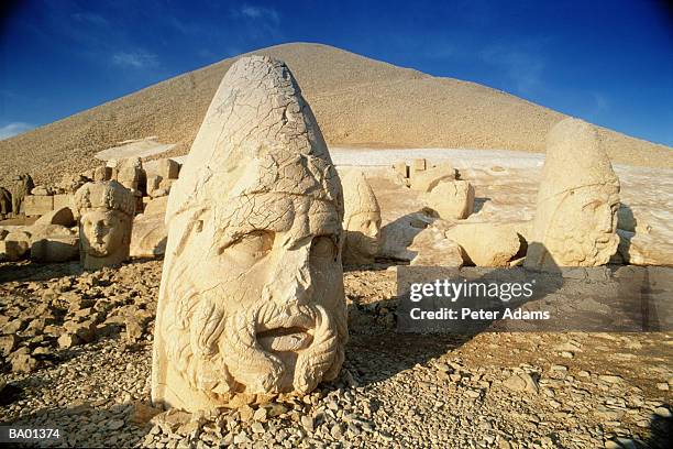 eastern turkey, nemrut dag, ancient head sculptures - dag photos et images de collection