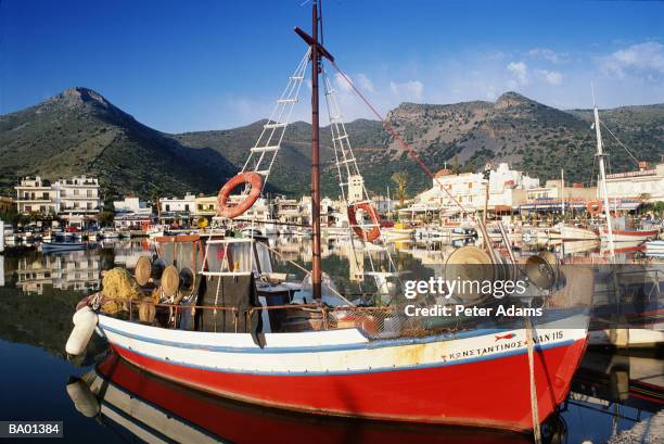 greece, crete, elounda, fishing boat on agios nikolaos harbour - iglesia de agios nikolaos fotografías e imágenes de stock