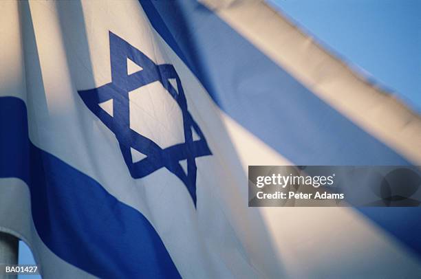 flag of israel with star of david emblem, low angle view - bandeira de israel imagens e fotografias de stock